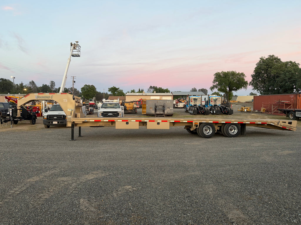 Diamond C  -- FMAX 212 35' Gooseneck -- HotShot Deluxe